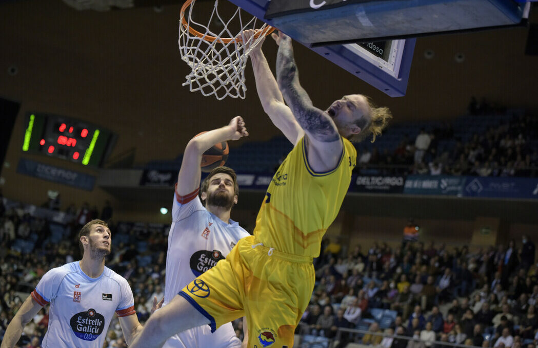 La batalla bajo los aros fue muy intensa (acb Photo / A. Baúlde)