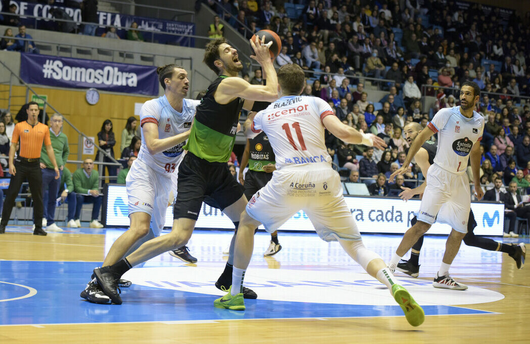 Ante Tomic ante la defensa obradoirista (acb Photo / A. Baúlde)