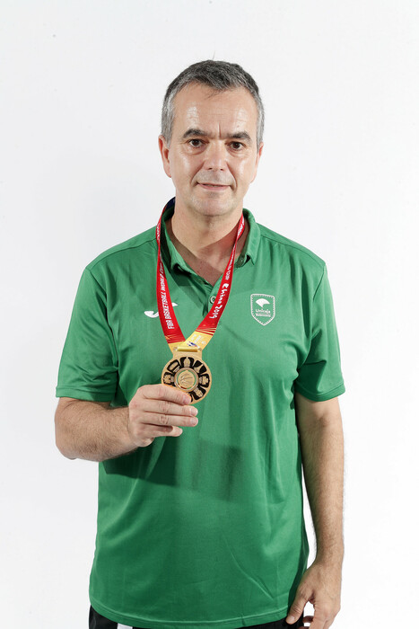 Ángel Sánchez-Cañete con la medalla del Mundial 2019 (ACB Photo / M. Pozo)