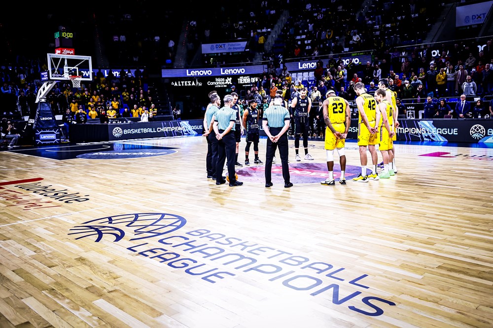 Trio arbitral (Paulo Marques, Boris Krejic y Gatis Salins), Lenovo Tenerife y Surne Bilbao Basket, mostrando apoyo por los terremotos que han sacudido Turquí y Siria recientemente
Foto: BCLPhoto/EmilioCObos