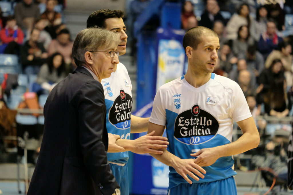 Albert Sàbat atento a las instrucciones de Moncho Fernández (ACB Photo / X. Cortizo)