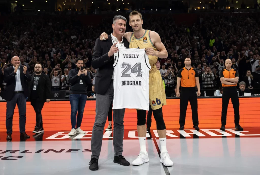 Vesely fue homenajeado en su visita a Belgrado (foto: Euroleague.net)