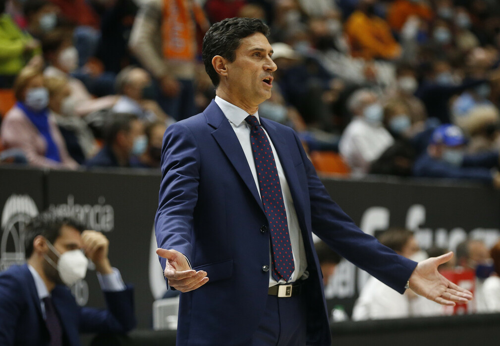 Juan Maroto dirigiendo a Valencia Basket (ACB Photo / M. Á. Polo)