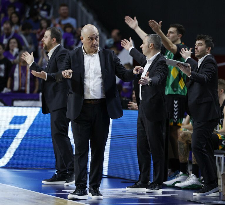 Sergio García y Javi Salgado reclamando al árbitro detrás de Ponsarnau (acb Photo / V. Carretero)