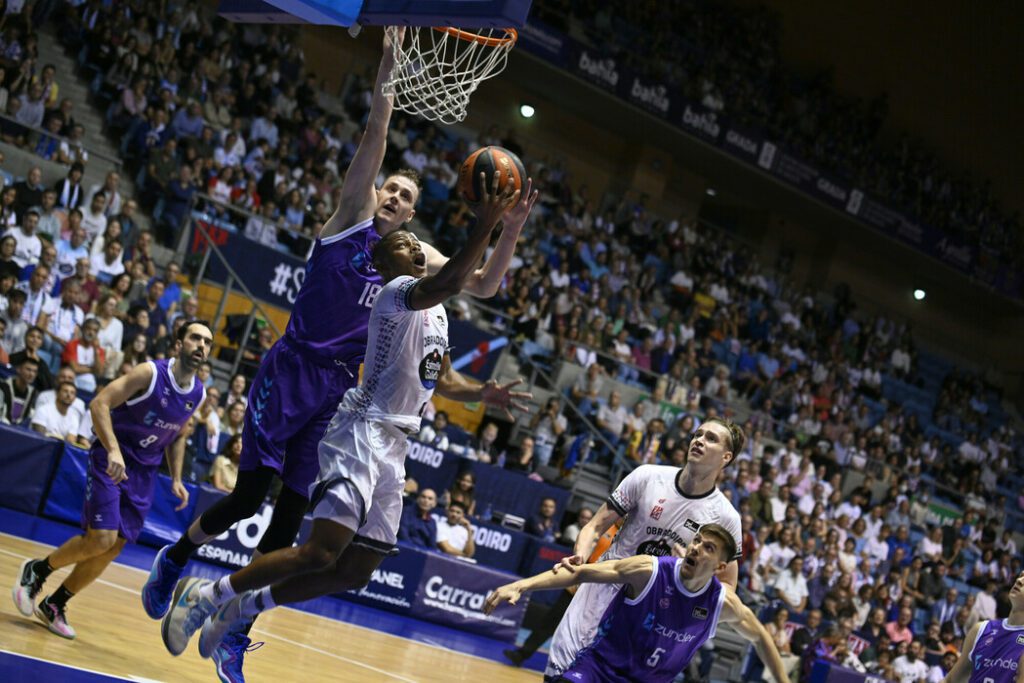 Eric Washington culmina una espectacular penetración (acb Photo / A. Baúlde)