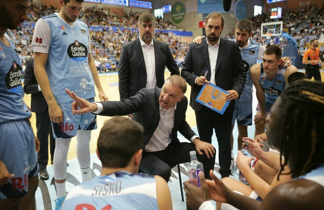 Quique Fraga detrás de Veljko Mrsic en un tiempo muerto (acb Photo / C. Castro)