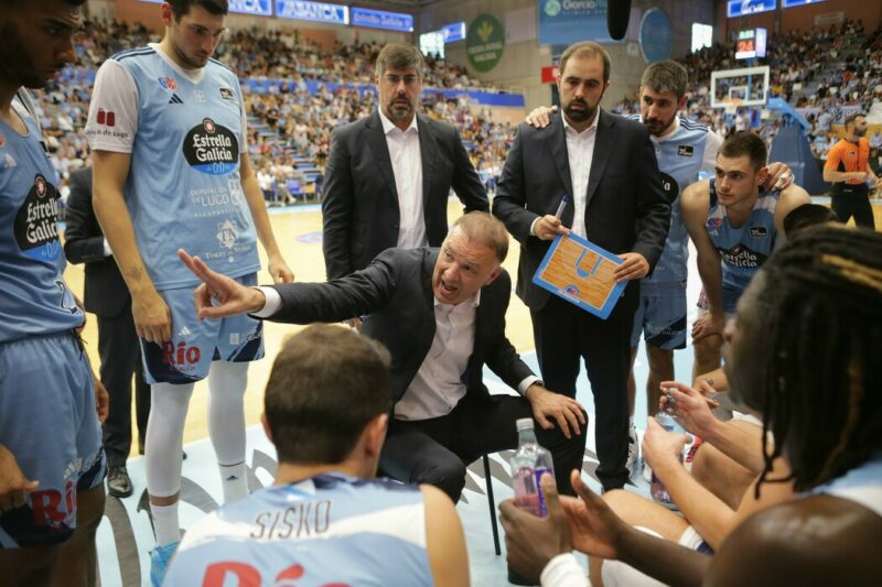 Quique Fraga detrás de Veljko Mrsic en un tiempo muerto (acb Photo / C. Castro)