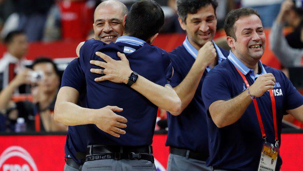 Juan Gatti celebrando con Sergio "Oveja" Hernández ( foto: FIBA)