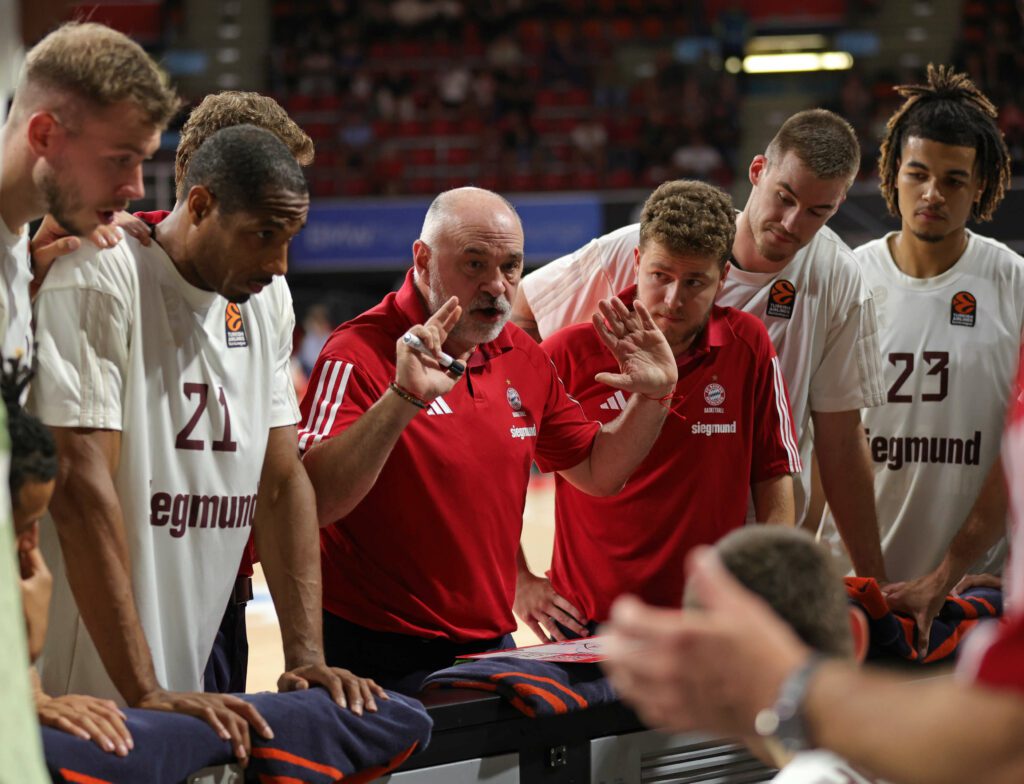 Nacho Juan al lado de Pablo Laso (Foto: @FCBBasketball)