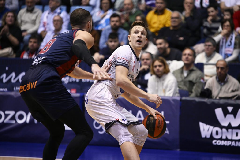 Fer Zurbriggen dirigió al Obra a la victoria contra Baskonia (acb Photo / A. Baúlde)