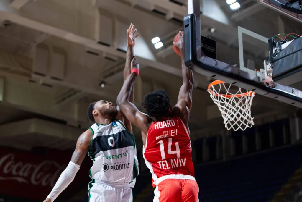 Jaylen Hoard machaca ante la Penya (foto: Eurocup)