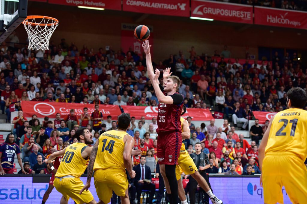 Birgander dominó la zona contra el Barça (acb Photo / J. Bernal)