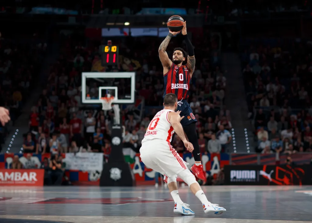 Markus Howard lanza de tres contra Estrella Roja (foto: Euroleague.net)