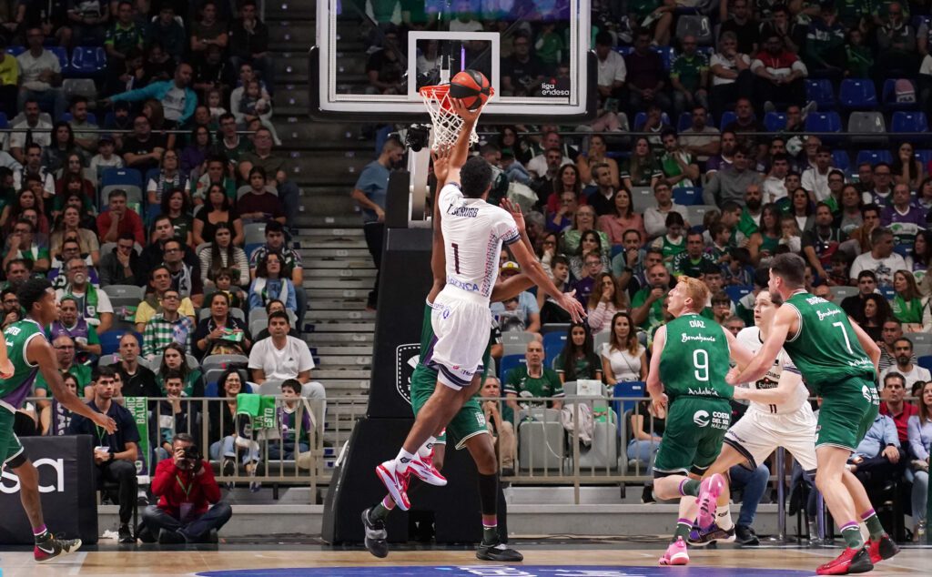 Thomas Scrubb anota frente a Unicaja (acb Photo / M. Pozo)