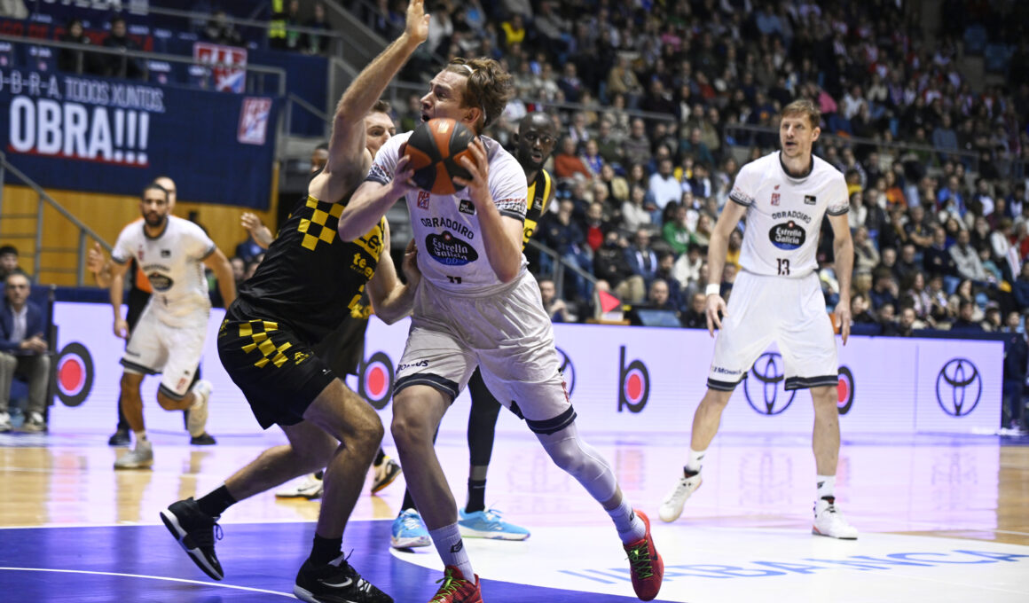 Marek Blazevic compartiendo cancha con Pustovyi (acb Photo / A. Baúlde)