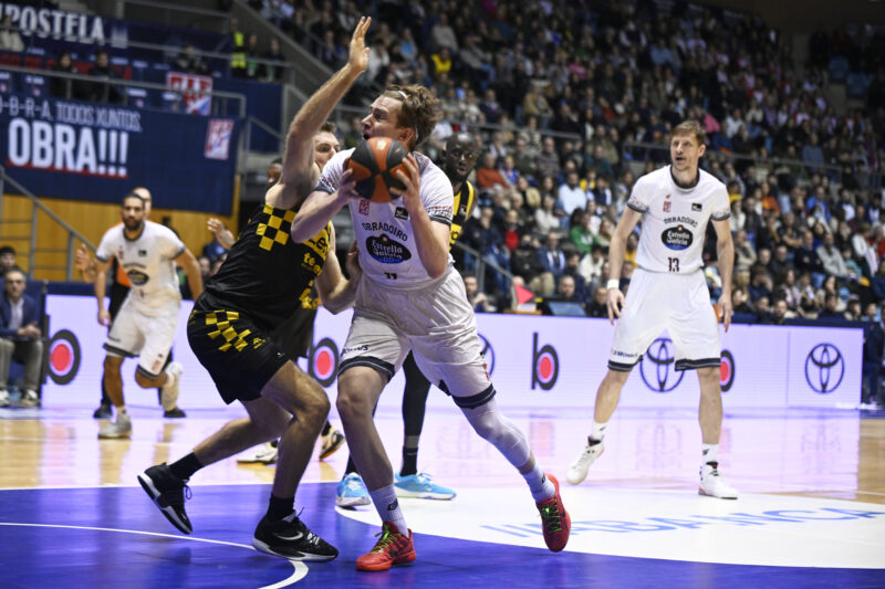 Marek Blazevic compartiendo cancha con Pustovyi (acb Photo / A. Baúlde)