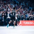 Theo Maledon celebra un triple (foto: Euroleague.net)