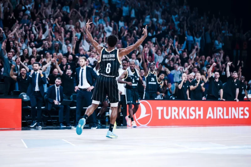 Theo Maledon celebra un triple (foto: Euroleague.net)