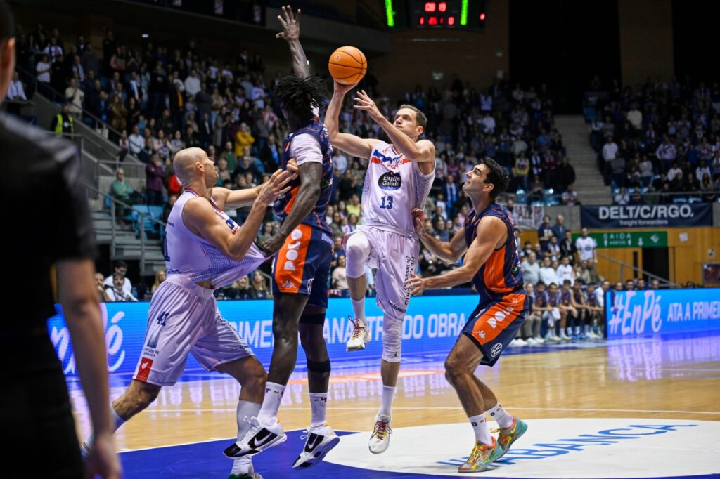 Micovic anota en la zona (foto: Twitter Obradoiro)