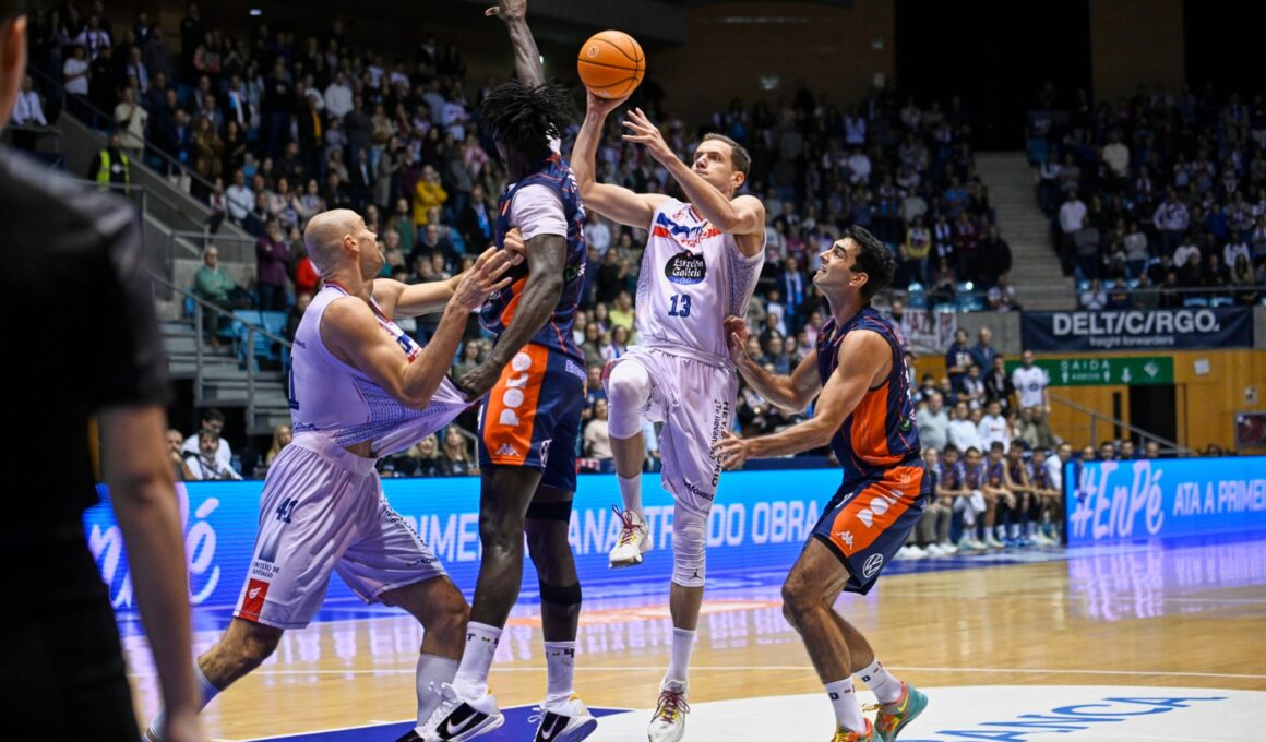 Micovic anota en la zona (foto: Twitter Obradoiro)