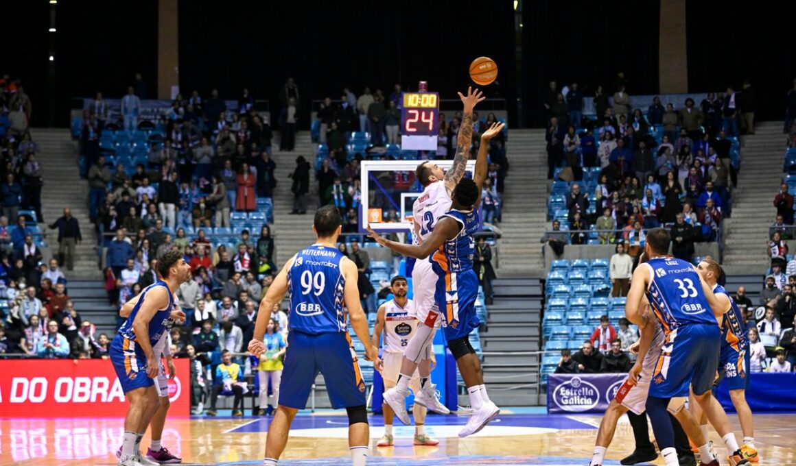 Balvin gana el salto inicial a Nwogbo en un duelo de altura (foto: X Monbus Obradoiro)