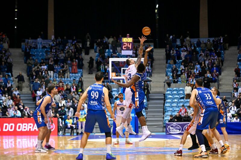 Balvin gana el salto inicial a Nwogbo en un duelo de altura (foto: X Monbus Obradoiro)