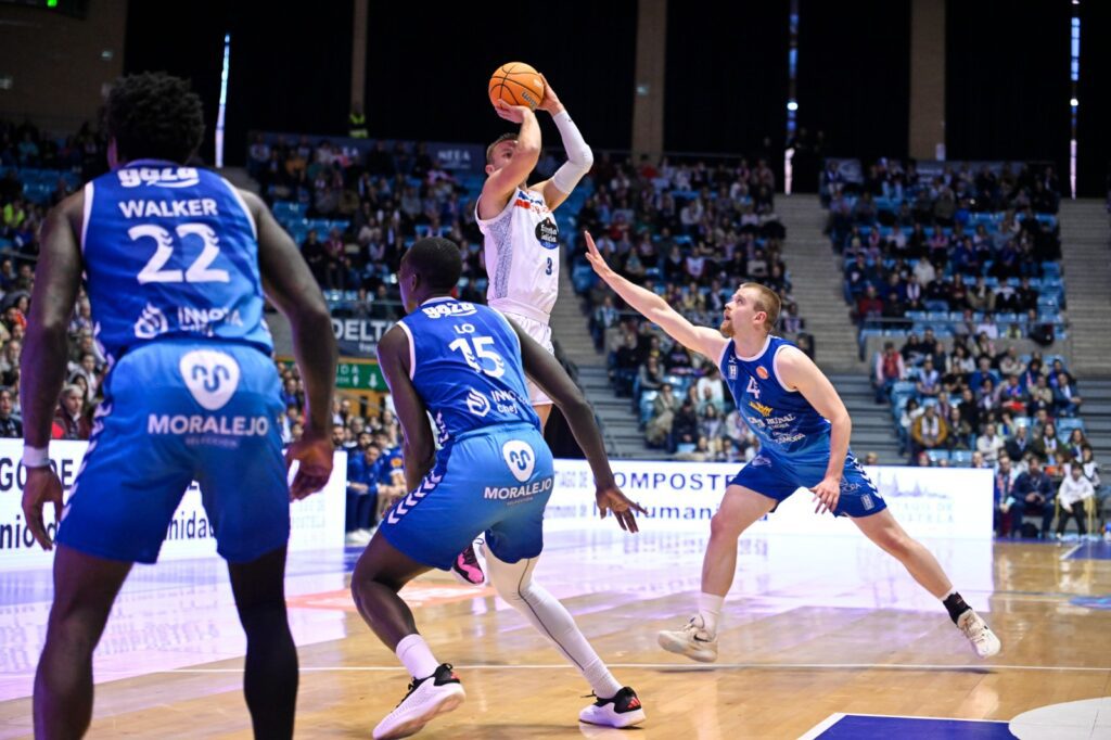 Davison anota de tres ante Zamora (foto: Monbus Obradoiro)